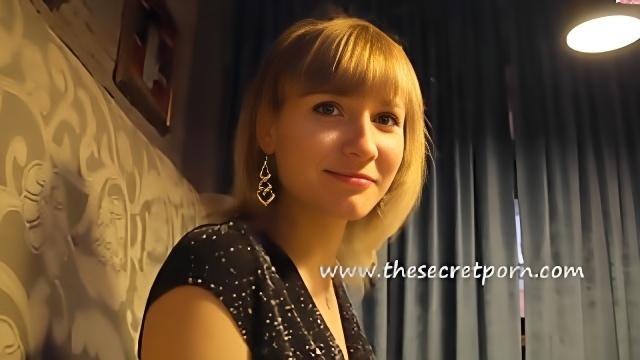 Русская красотка и пикапер начали шалить прямиком в кафетерии на камеру
