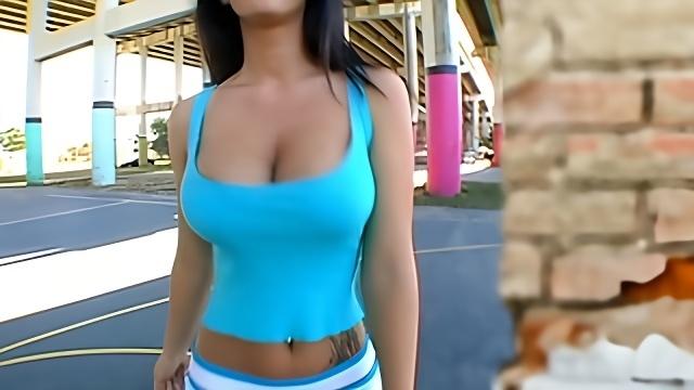 Джейден Джеймс с темными волосами и в коротких шортах дала хахалю поласкать соски
