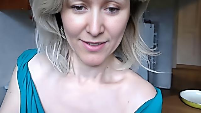 Старуха перед камерой показала бритую пизду и трахнула себя игрушкой