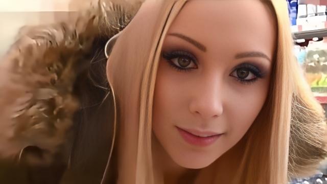 19-летняя телка с длинными ресницами перепихнулась с другом в супермаркете