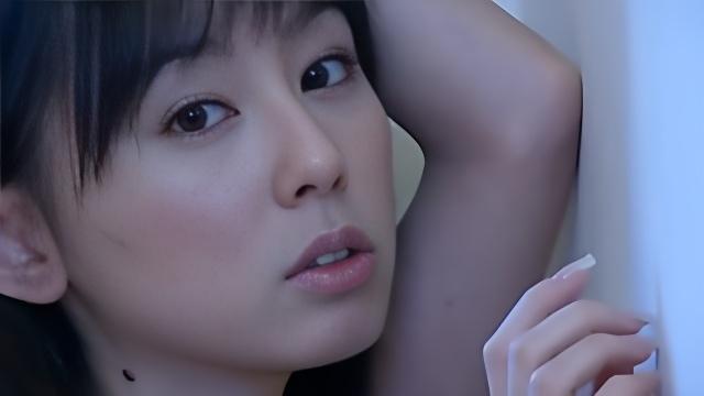 Красивая японка Rina Akiyama позирует на лестнице в нижнем белье и принимает душ