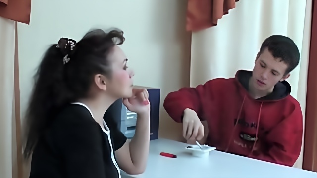 Русский мачо ебёт зрелую даму в чулках