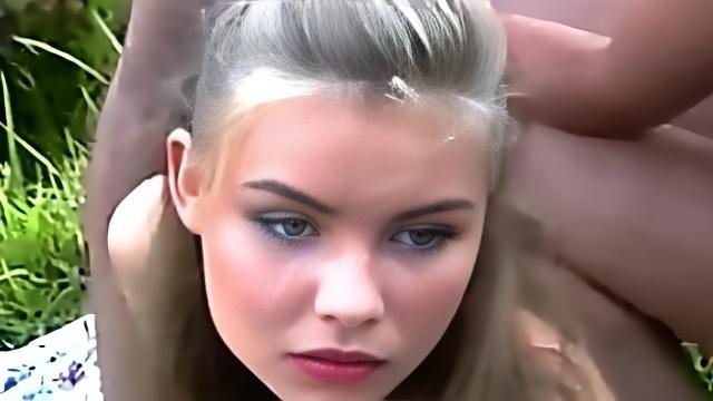 Голубоглазая модель с пухлыми губками потрахалась с мужчинами на свежем воздухе