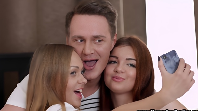Ловелас предлагает двум студенткам приехать к нему домой и уламывает телок на анал
