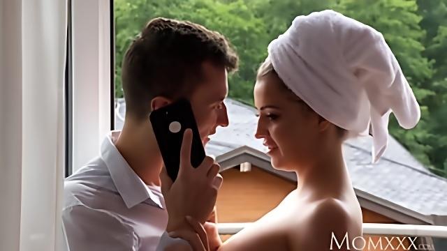 Мамка скорее выходит из душа и сразу отправляется на член