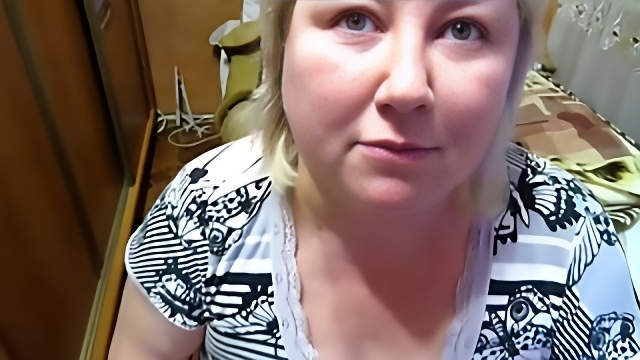 Русская жена сосет татуированному мужу на фоне рисунков