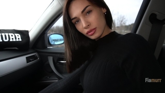 Горячая брюнетка с пухлыми губками склонилась над приятелем, чтобы пососать его конец