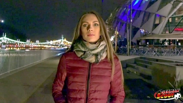 Худая милашка с пирсингом в сосках и в чулках трахается дома с незнакомцем