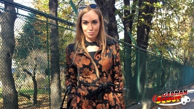 Молодая девица со светлыми волосами пришла домой и попозировала в черном белье перед пикапером