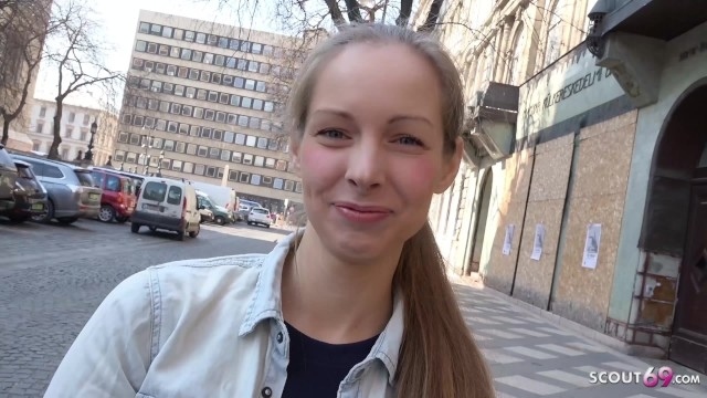 Модель с длинными волосами повелась на уговоры незнакомца и дала ему в пилотку