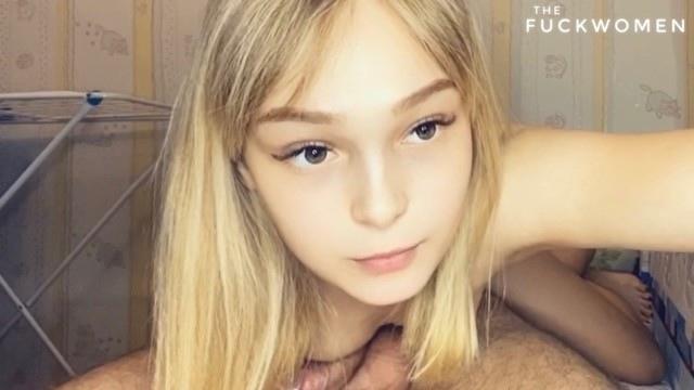 Молодая блондинка со стройной фигурой лежит на друге и сосет его пенис