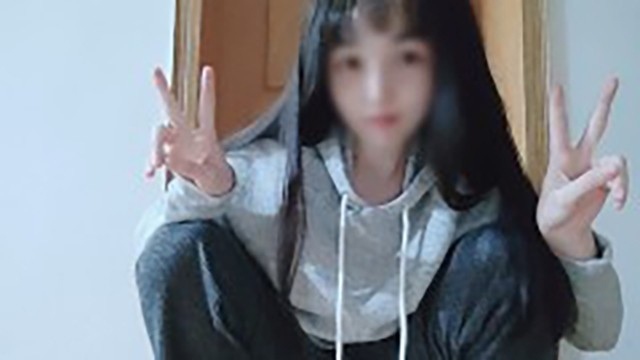 Японская студентка мастурбирует щель зубной щеткой в спальне родителей