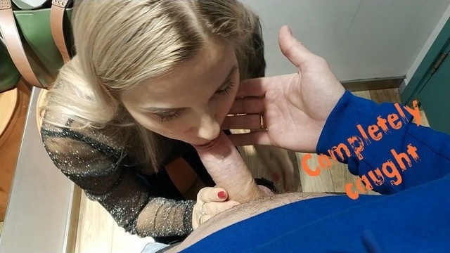 Наглец дал на клык русской потаскухе в примерочной и воткнул хуй ей в дупло