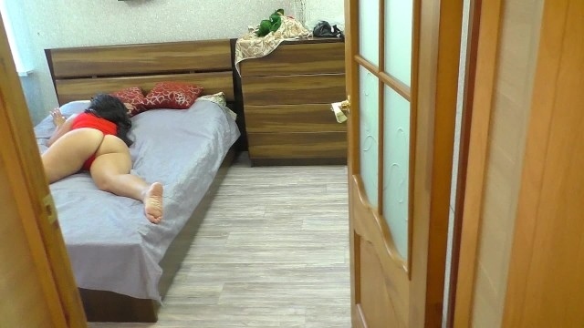 Пошляк приласкал спящую в спальне маму и дал ей на клык перед сексом