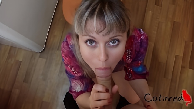 Милфа с крашенными волосами и с сочной попкой встала на колени, чтобы отсосать партнеру