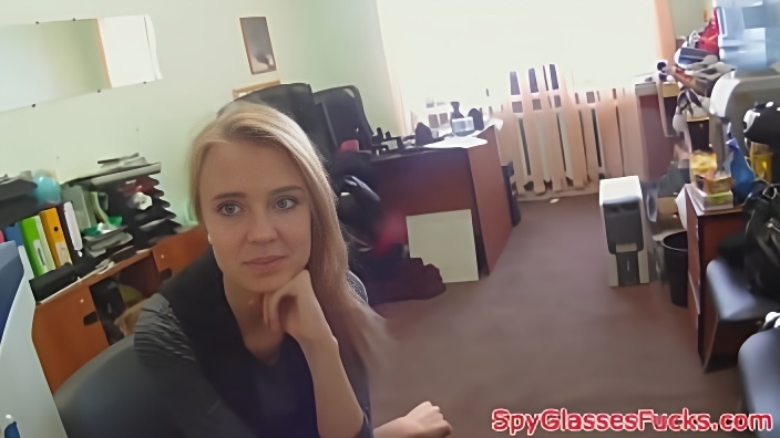 Блондинка с красивой фигурой общается с начальником и дает ему в киску