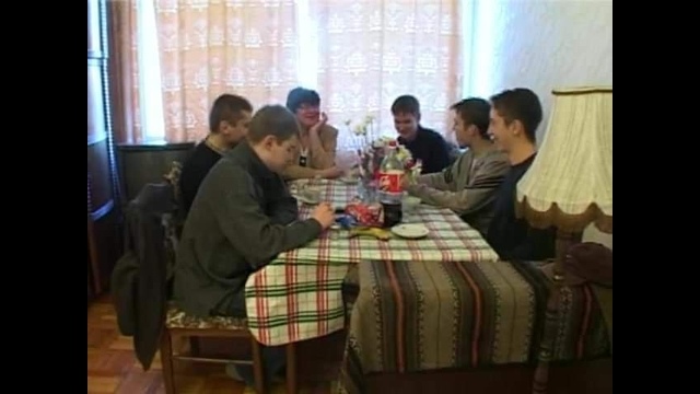 Полная россиянка с короткой стрижкой привела в гости молодых парней, которые пустили ее по кругу