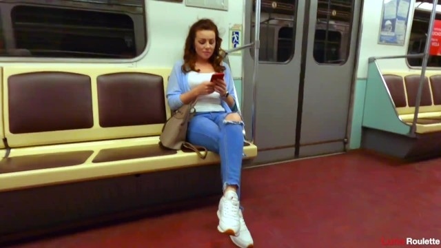 Красотка в джинсах и с сочной задницей демонстрирует голую грудь пикаперу и сосет ему