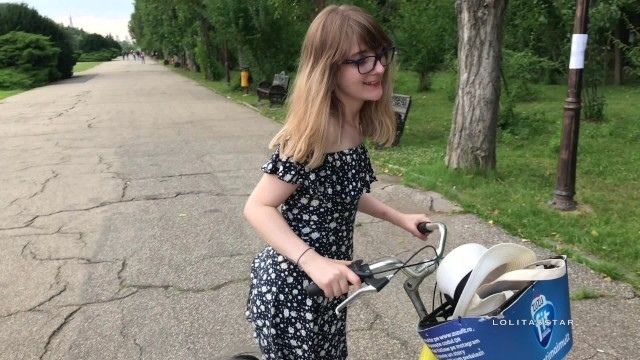 Татуированный пикапер приглашает к себе милаху в очках и долбит её в пилотку