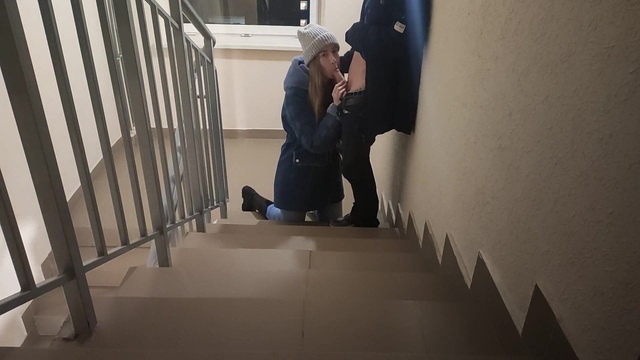 Татуированная шмара соблазняет русского парня минетом в подъезде и приглашает его в гости