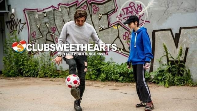 Спортсменка с короткими волосами играет с другом в футбол и ублажает его минетом