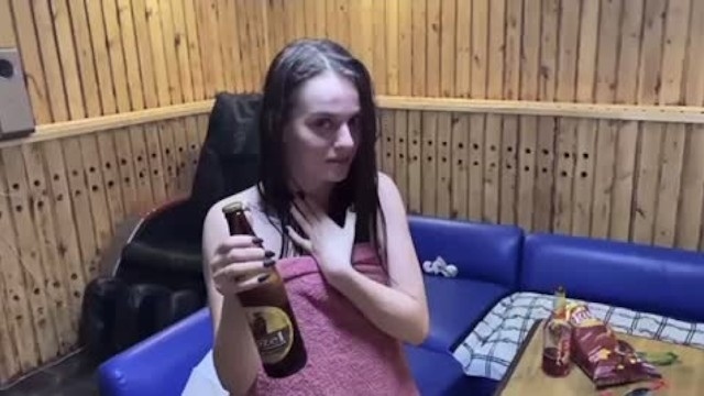 Изменщица тусуется в сауне с любовником и вертится на его пенисе киской