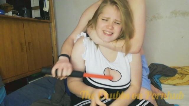 18-летняя пышка задирает платье и крутится на члене патлатого хахаля пилоткой