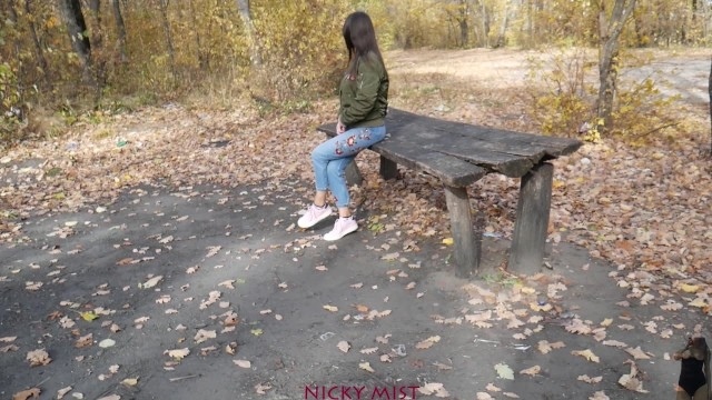 Молодая девушка с темными волосами и в черном белье отсосала другу в лесу