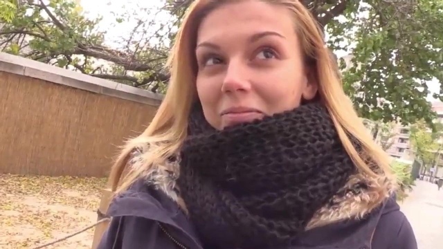 Блондинка с черным шарфом на шее пришла домой к толстому кавалеру, который поласкал ее и трахнул