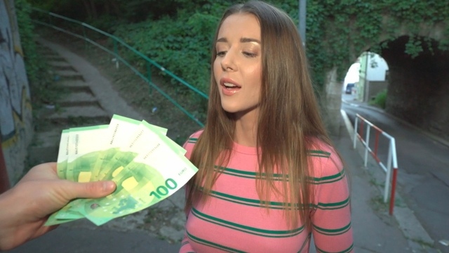 Красотка в короткой юбке решилась на перепихон с незнакомцем прямо на улице