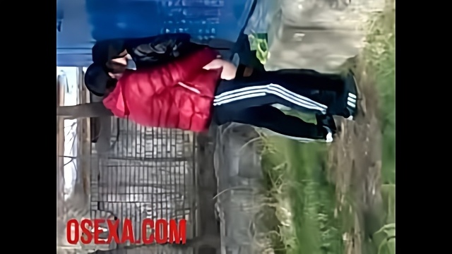 Узбечка в черной куртке занимается сексом с другом посреди улицы