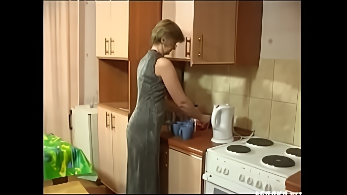Поговорили с мамкой на кухне и решили заняться сексом