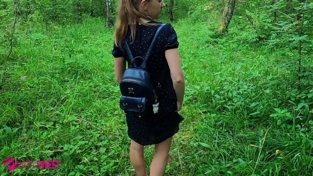 Студентка привела однокурсника в парк и выдрочила сперму из его члена