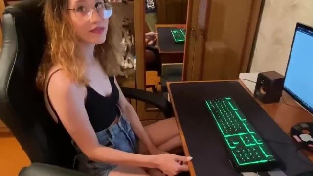 Телка попросила однокурсника помочь ей с подготовкой к зачету, а он развел её на анал
