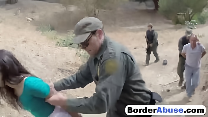 Полицейские задержали 18летнюю красотку в пустыне и один из них поимел её в авто