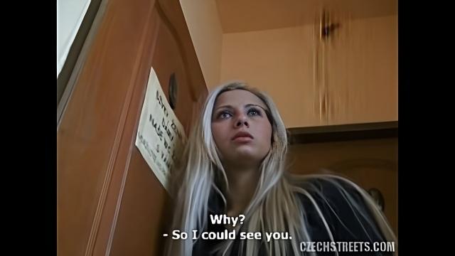 Студентка со светлыми волосами познакомилась с мужиком в баре и сделала ему минет