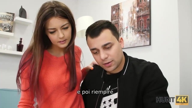 Чувак поделился подружкой с соседом и посмотрел как она принимает член в вагину