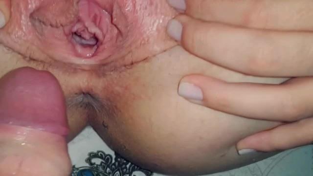 Молодая девка с щетиной на киске раздвинула ноги и отдалась партнеру