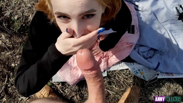 Холодный воздух не мешает нам с подружкой трахаться в поле