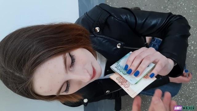 Красотка в косухе похвасталась сиськами и отсосала незнакомцу