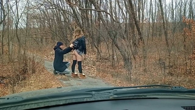 Молодая девка с рюкзаком на спине крутит голой задницей на проселочной дороге