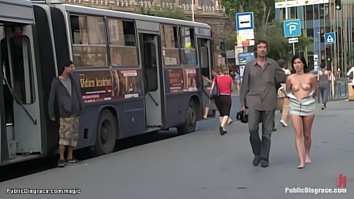 Мамочка с темными волосами гуляет по городу без лифчика и дает партнеру подрочить киску