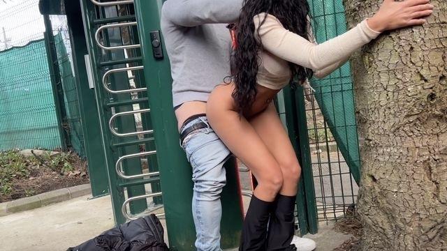 Angela Doll - DEFI INCONNU : Je me fais déboiter par un inconnu dans un célèbre parc d'attraction
