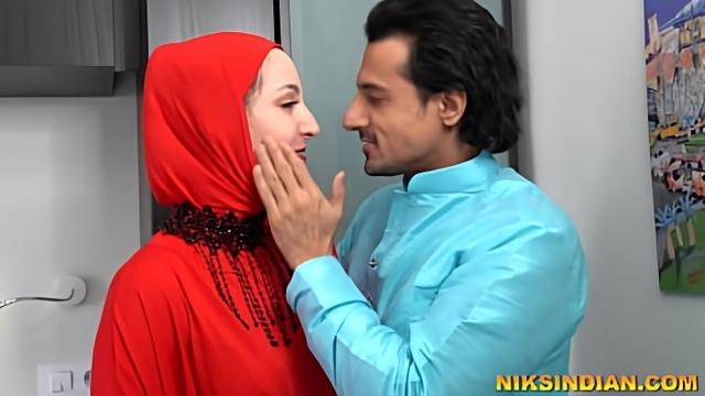 Razia got her pussy licked from a foreign man while passing through her husband's house.