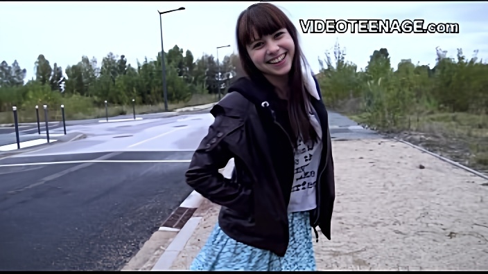 18 years old Luna does her first porn casting