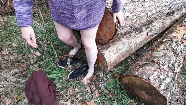 Quickie pussyslapping in the woods