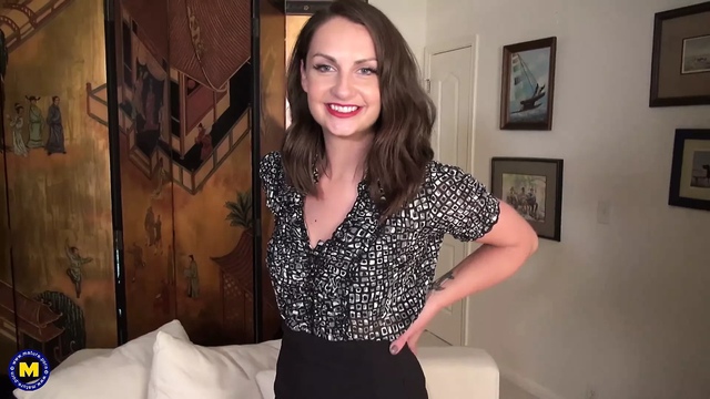 Hot mom feeding her ass and pussy