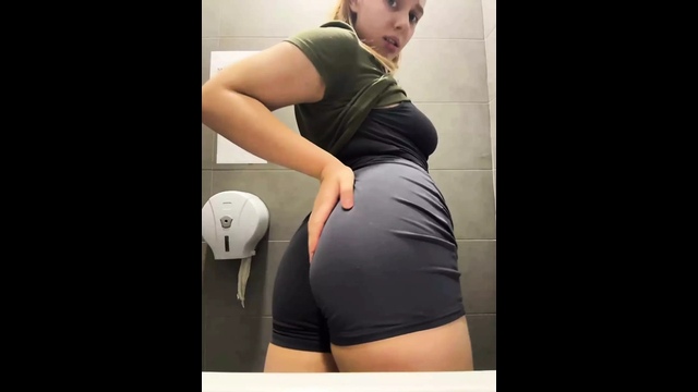 Squirting in public and flash big ass