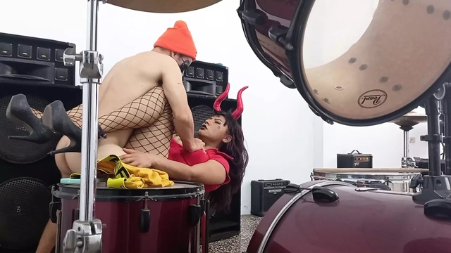 Rock musicians have sex during rehearsals